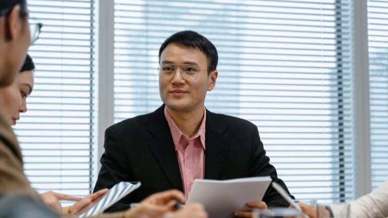 長時間労働者への産業医面談｜企業の義務と面接指導の流れ