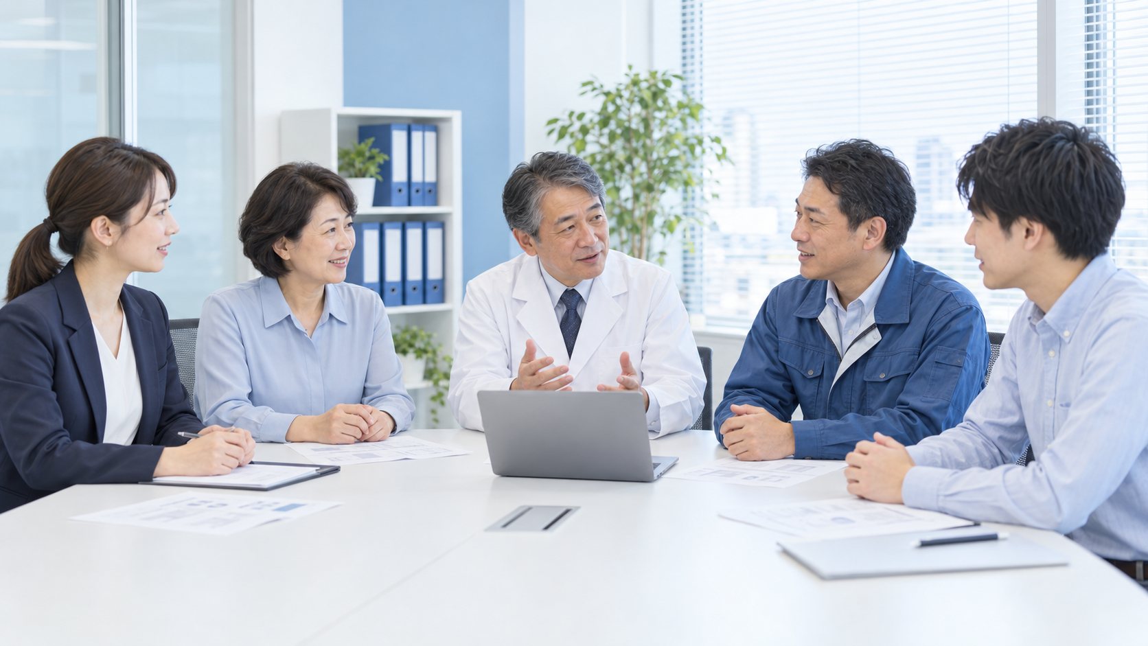 衛生委員会で産業医と委員が話し合っている様子