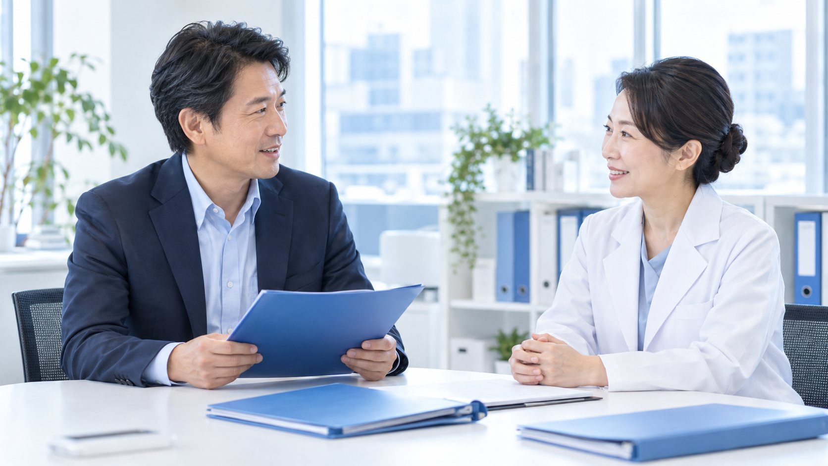 人事担当者と産業医が書類を手に打ち合わせをしている様子