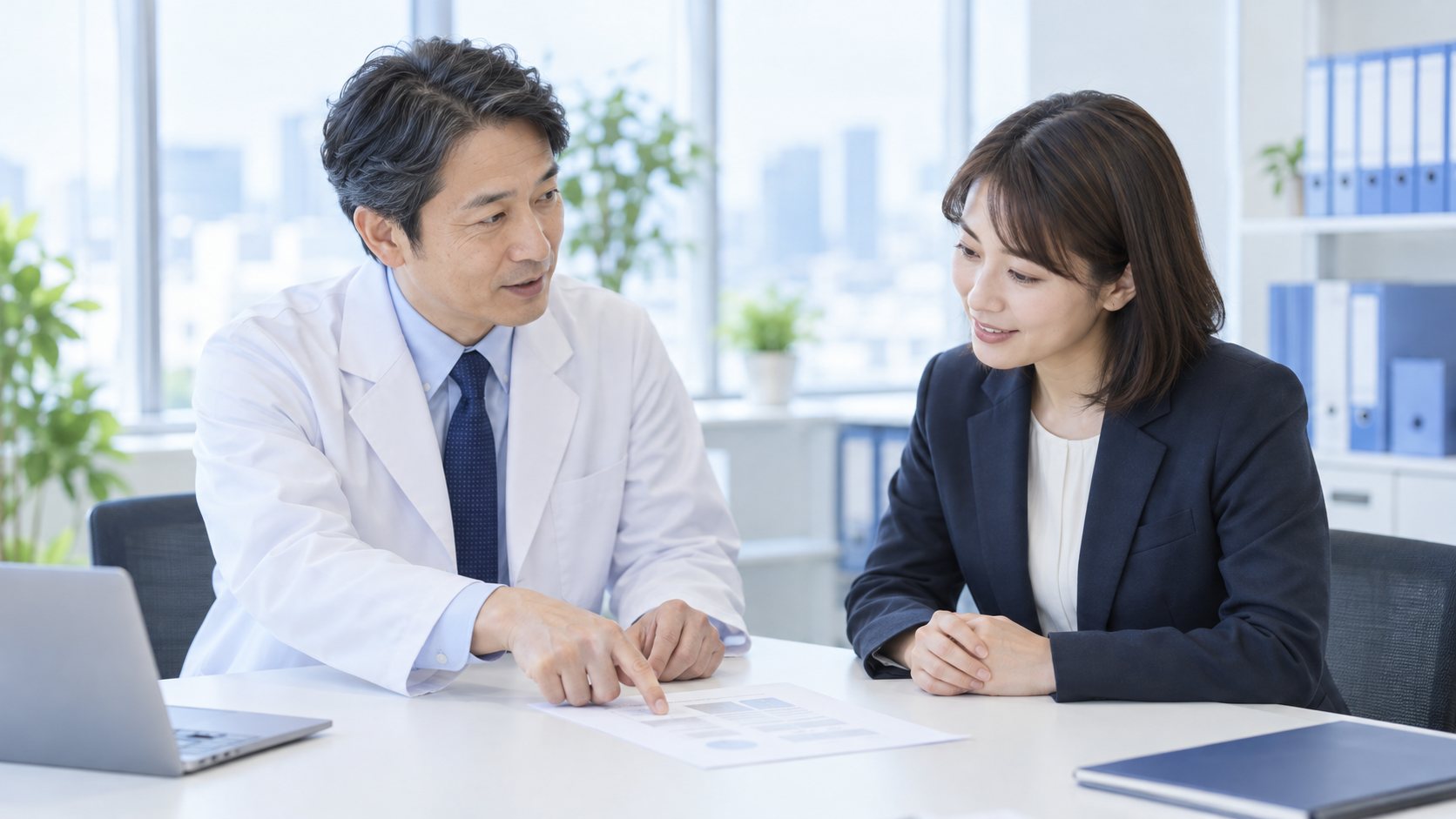 産業医が人事担当者に意見書の内容を説明している様子