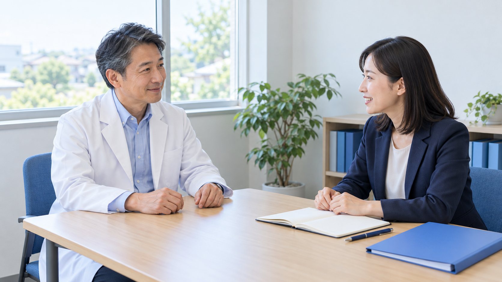 小さな会社の打ち合わせスペースで、人事担当者と産業医が健康管理について相談している様子